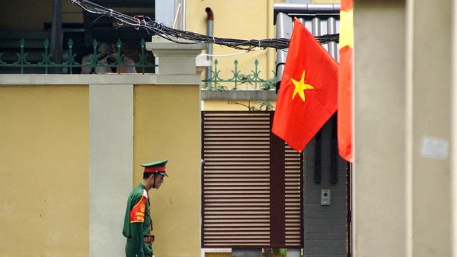 Một chiến sĩ bảo vệ trong con ngõ nhỏ ở phố Nguyễn Tri Phương.
