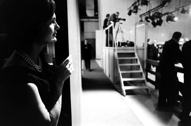 Jackie Kennedy theo dõi chồng - John F. Kennedy có buổi tranh luận trên truyền hình với Richard Nixon trong cuộc đua vào Nhà Trắng năm 1960.