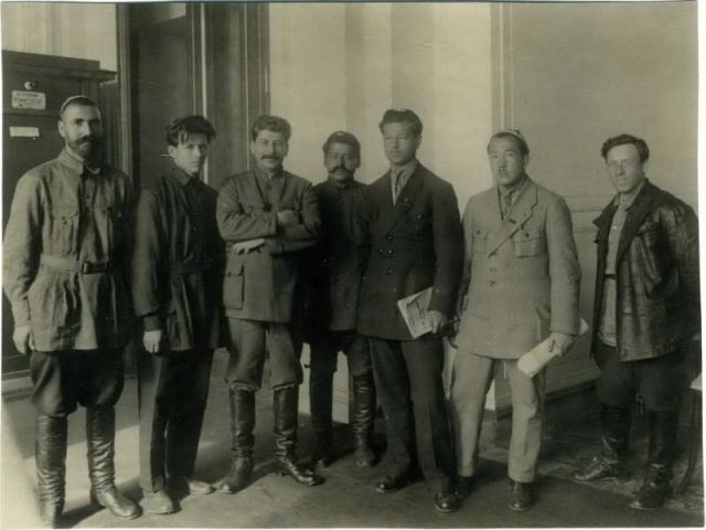 Phong thái uy nghiêm của nhà lãnh đạo Stalin (thứ 3 từ trái sang) chụp ảnh cùng với mọi người.