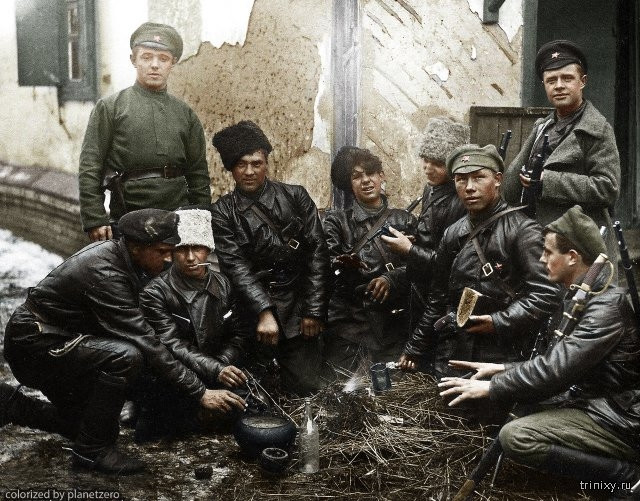Binh sĩ Hồng quân Liên Xô ngồi nghỉ ngơi năm 1919.