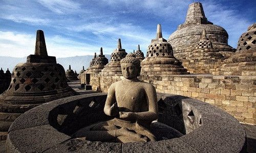Được xây dựng vào thế kỷ 8, đền Borobudur cao 42m, bao gồm 12 tầng to, nhỏ, vuông, tròn xen kẽ, kế tiếp nhau. Bên trong đền có 602 pho tượng Phật. Tuy nhiên, một số pho tượng bị đánh cắp trong những năm qua nên hiện nay chỉ còn 504 pho tượng.