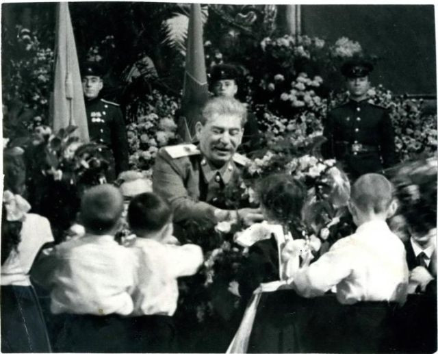 Khi Chiến tranh thế giới 2 nổ ra, nhà lãnh đạo Joseph Stalin và Đảng cộng sản Liên Xô kêu gọi người dân đánh đuổi quân phát xít Đức ra khỏi đất nước.