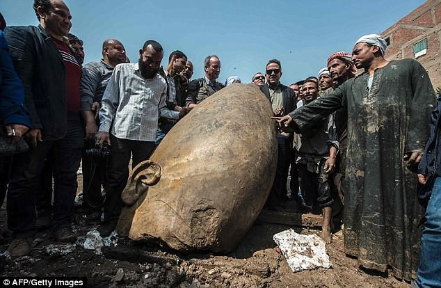 Bên cạnh những mảnh vỡ thuộc về bức tượng tạc pharaoh Psamtik I, các nhà khảo cổ còn tìm thấy tàn tích cánh cửa làm từ thạch anh có niên đại vào thời pharaoh Ramses II.