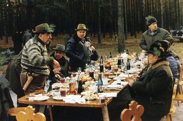 Nhà lãnh đạo Liên Xô Leo Brezhnev có một bữa tiệc ngoài trời với các quan chức khác bên ngoài một biệt thự.