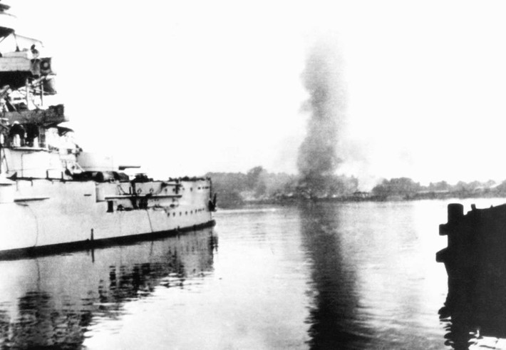 Thiết giáp hạm Schleswig-Holstein của Đức tấn công một địa điểm quân sự của Ba Lan ở Westerplatte năm 1939.