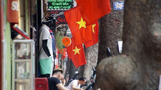 Một Thủ đô yên bình khác lạ với sự tự hào của ngày chiến thắng hiện hữu khắp mọi nơi.