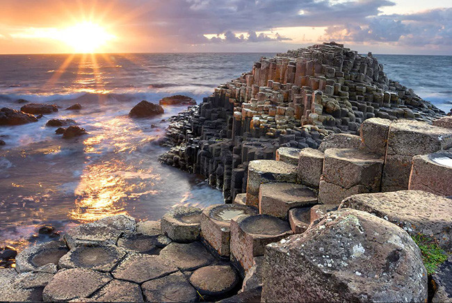 North Coast Drive, Bắc Ireland: Muốn đến với thiên đường nơi hạ giới này du khách phải mạo hiểm từ Belfast, vượt qua 209 km bờ biển cheo leo, qua lâu đài Carrickfergus và Glenarm, nơi cảnh quan ngày càng trở nên hoang dã.