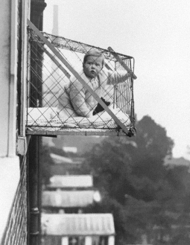 Một đứa trẻ được đặt trong lồng ngủ mái hiên ở tòa nhà chung cư năm 1937. Vào thời ấy, các bậc phụ huynh lắp đặt lồng ngủ này để con cái có thể tiếp xúc đầy đủ ánh sáng Mặt trời và không khí trong lành khi sống trong các tòa nhà cao tầng.