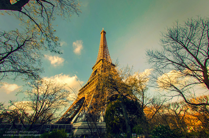 Tháp Eiffel nổi tiếng của Pháp cao thêm khoảng 15 cm vào mùa hè do nhiệt độ tăng khiến thép nở ra.