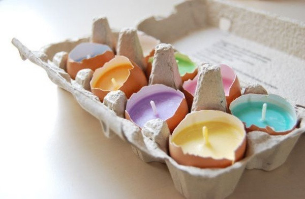 Những vỏ trứng không còn nguyên vẹn có thể được tận dụng làm “bao” đựng nến. Đổ nến vào bên trong, đợi nến khô để có được những cây nến lung linh nhiều màu sắc.
