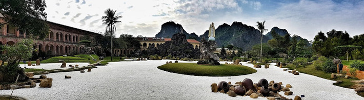 Nhà thờ Châu Sơn ít người biết tới bởi nằm ẩn sâu sau trục đường chính, rừng núi bao quanh, không gian yên tĩnh.