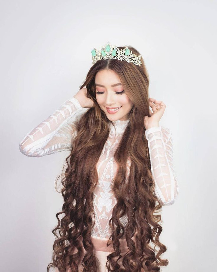 Mái tóc - và tất nhiên, cả ngoại hình xinh đẹp nữa - đã mang về cho cô hơn 300k người theo dõi trên Instagram cũng như các kênh khác. Rất nhiều cô gái follow Sarah chỉ để hỏi bí quyết chăm sóc tóc. Lúc nào, Sarah cũng thoải mái chia sẻ.
