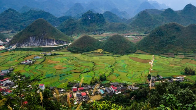 Cao nguyên đá Đồng Văn (Hà Giang) thu hút khách bởi đời sống văn hóa các dân tộc địa phương, hệ động thực vật phong phú, những ngọn núi có lịch sử 550 triệu năm tuổi...