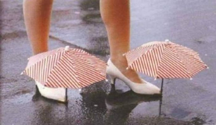 Vào những ngày mưa, những cô nàng sành điệu vẫn có thể đi giày cao gót được thiết kế thêm 2 chiếc ô nhỏ này. Phát minh độc đáo này gây chú ý với kiểu dáng lạ mắt.