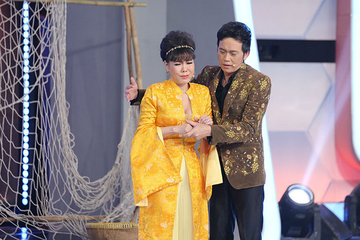 Việt Hương cho biết chị vất vả cả đời, dâng cả thanh xuân để chăm lo cho gia đình Hoài Linh. Vì thế, chị khao khát được dấn thân vào showbiz khi tuổi đã sang bên kia rặng đồi. Nghe vợ thổ lộ, người chồng liền chiều “vợ”, mang xô chậu trong nhà để giúp vợ.