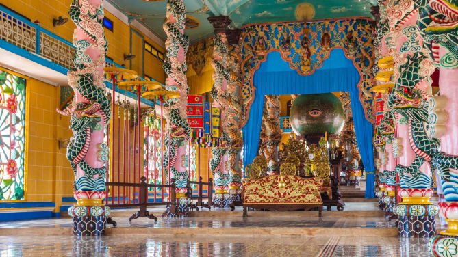 Tòa thánh Cao Đài (Tây Ninh) được xây dựng năm 1955 là một điểm đến tuyệt đẹp ở Việt Nam.