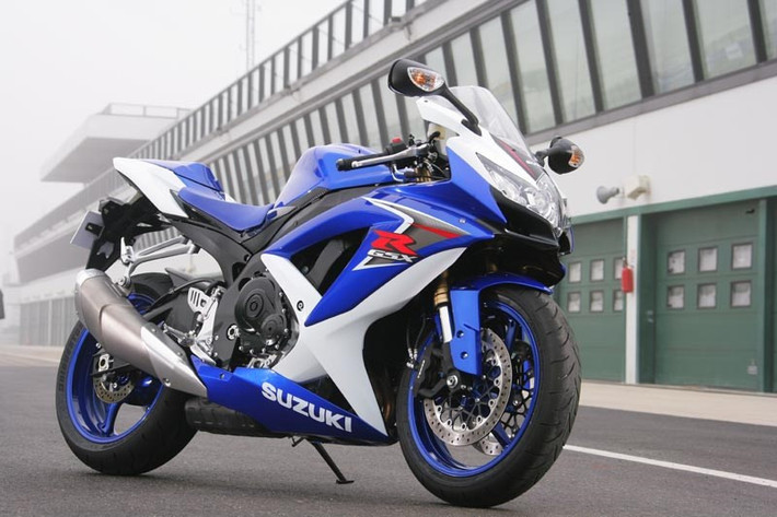 7. Suzuki GSX-R600: Giống như hầu hết đối thủ trực tiếp trong phân khúc, Suzuki GSX-R600 không đáp ứng tiêu chuẩn Euro4. Trong khi Yamaha đã nâng cấp R6, các đối thủ còn lại như CBR600RR và Daytona 675 đều phớt lờ việc cải tiến theo quy định mới. Có thể Suzuki sẽ đi theo con đường của Yamaha và cho ra mắt GSX-R600 mới, nhưng trước mắt, mẫu sportbike 4 xi-lanh chỉ còn vài tháng để tồn tại trên thị trường.