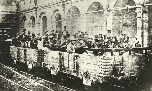 Hình ảnh đáng chú ý những hành khách trên chuyến tàu điện ngầm đầu tiên ở thủ đô London, Anh năm 1862.