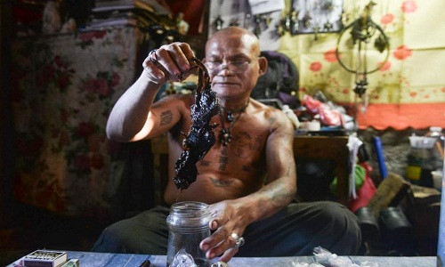 Nhà làm phim tài liệu Nikon Celis - người phát hiện và phỏng vấn giáo phái có tên Vua Sắt ở Philippines cho hay những thành viên của giáo phái này đã mua xương người từ những tên trộm mộ. Sau khi có được số xương trên, người ta sẽ bảo quản chúng bằng nước tẩy và dầu dừa.