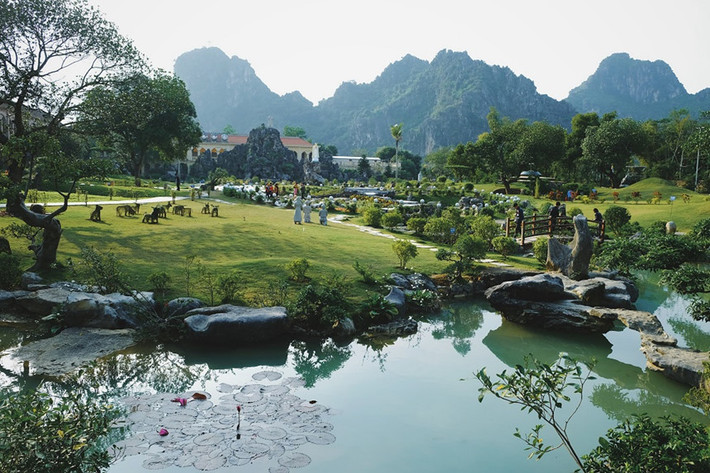 Khách du lịch đến đây cần lưu ý giữ trật tự nơi tôn nghiêm và diện các trang phục lịch sự khi vào thánh đường.