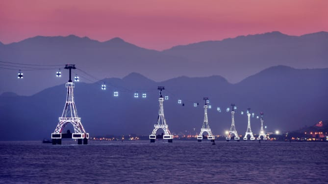 Hệ thống cáp treo Vinpearl Nha Trang (Khánh Hòa) đem đến cho du khách trải nghiệm cảm giác ngắm nhìn cảnh đẹp thiên nhiên xung quanh.