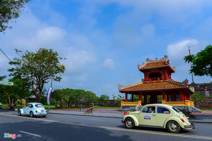 Ngoài diễu hành trên đường thành phố Huế, đoàn xe cổ trên còn dừng chân tại sân Nghinh Lương Đình (đường Lê Duẩn) vào chiều 27/4 và sân Hàm Nghi (đường 23/8) để triển lãm xe giới thiệu cho đông đảo công chúng và du khách thưởng lãm.