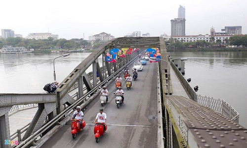 Đoàn xe xuất phát từ Trung tâm Văn hóa thông tin thành phố Huế, chạy chậm rãi qua cầu Trường Tiền, chợ Đông Ba, Kỳ Đài...
