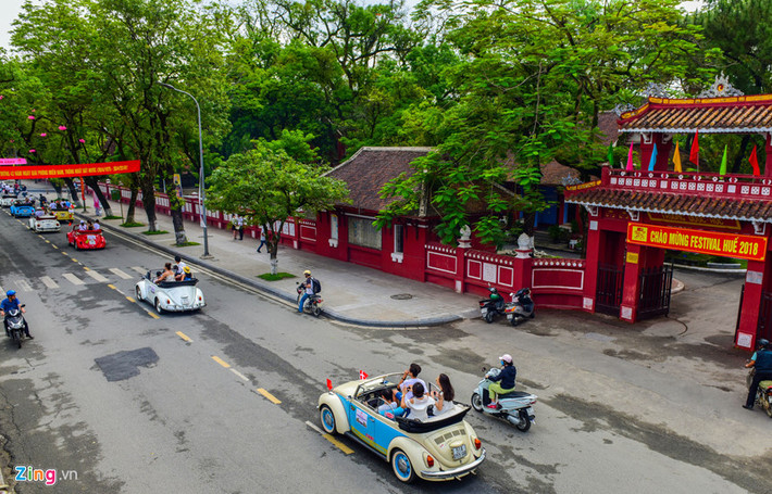 Và qua ngôi trường Quốc học Huế.