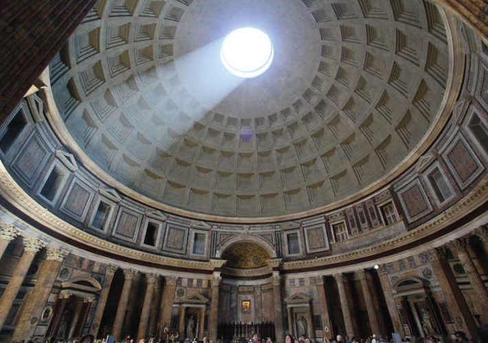 Đền Pantheon nổi bật với những cột trụ lớn. Đặc biệt, trên chính giữa mái vòm là ô tròn trống để ánh sáng và không khí lọt vào.