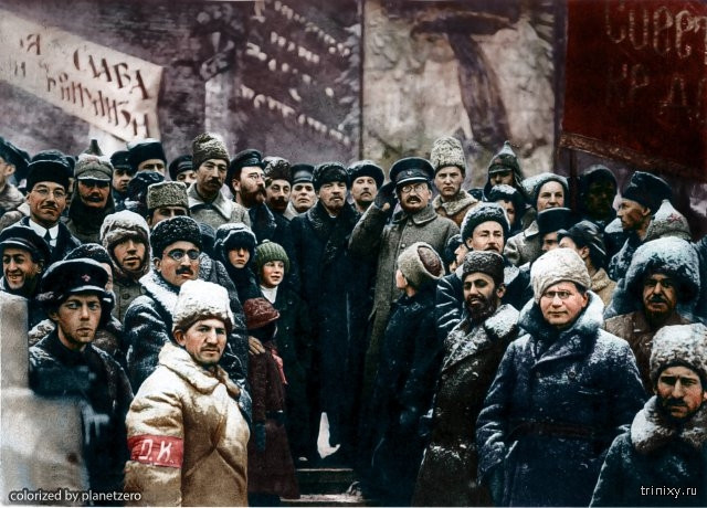 Năm 1919, các thành viên của đảng Bolshevik tổ chức kỷ niệm 2 năm ngày Cách mạng Tháng Mười thành công ở thủ đô Moscow của Nga.