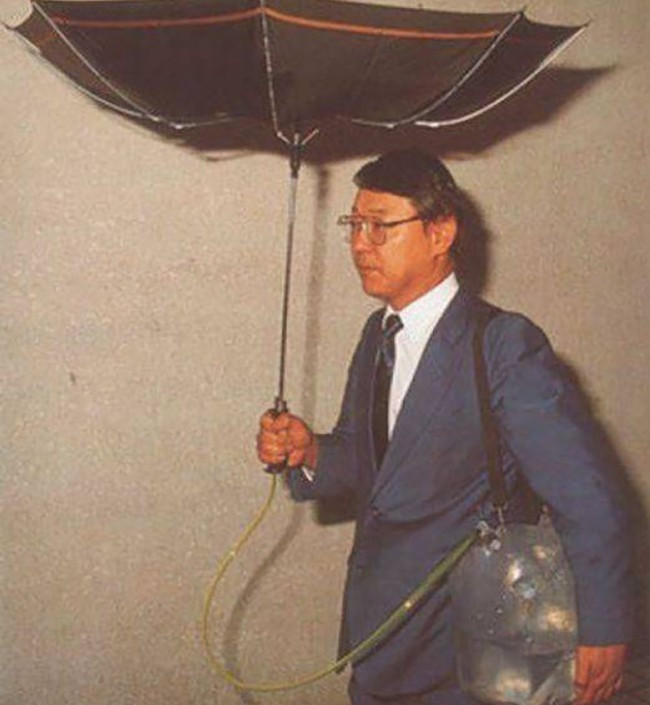 Chiếc ô quen thuộc dùng để che nắng mưa được nhà sáng chế lộn ngược lại để trở thành thiết bị hứng nước và chảy xuống bình chứa nước.