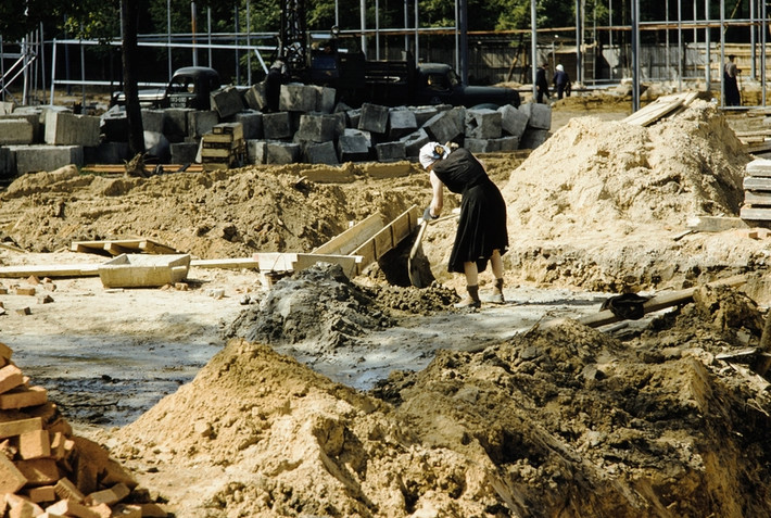 Những bóng hồng Liên Xô làm việc chăm chỉ, đầy nhiệt huyết không kém cánh mày râu.