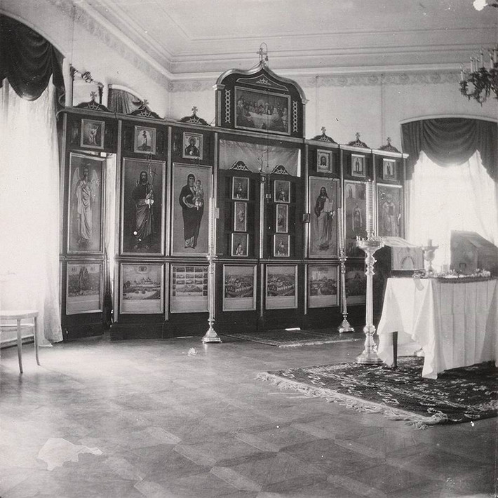Khi ở Tobolsk, Sa hoàng Nicholas II cũng như các thành viên trong gia đình không được phép đi lại tự do mà chỉ có thể ở trong khuôn viên ngôi nhà và đến nhà thờ.