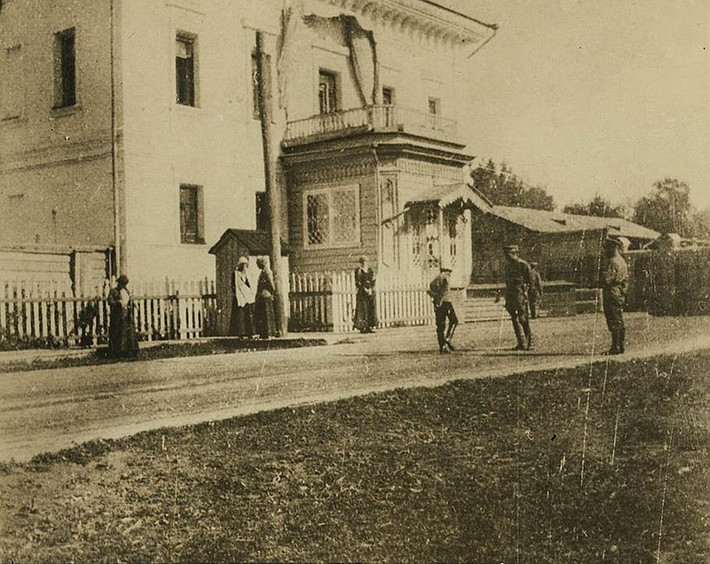 Trong ảnh là phía ngoài ngôi nhà mà Sa hoàng Nicholas II và gia đình sống ở Tobolsk.