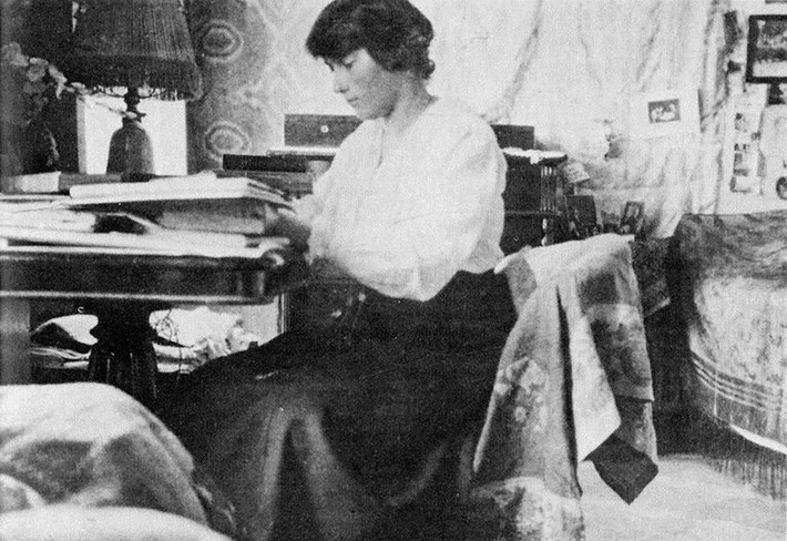 Tại đây, Sa hoàng Nicholas II và các thành viên trong gia đình sống trong căn nhà 2 tầng cũ từng thuộc về một thống đốc. Trong ảnh là một trong những người con gái của Sa hoàng Nicholas II.