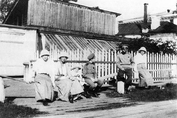 Sa hoàng Nicholas II ngồi cùng các con khi bị lưu đày ở Tobolsk.