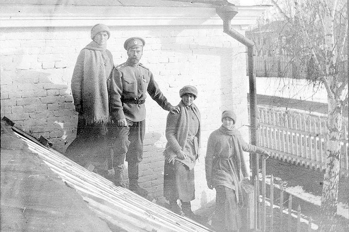 Sau khi bị phế truất, Sa hoàng Nicholas II và gia đình được đưa tới ngôi nhà cũ nhưng đầy đủ tiện nghi của cựu thống đốc ở Tobolsk vào tháng 8/1917.