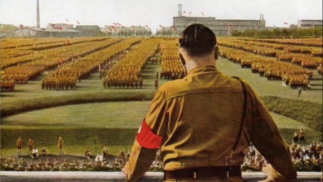 Kể từ khi nắm giữ vị trí này, Hitler đã thực hiện việc thanh trừng các đảng phái chính trị khác, từng bước thâu tóm các đảng khác dưới lá cờ Quốc xã.