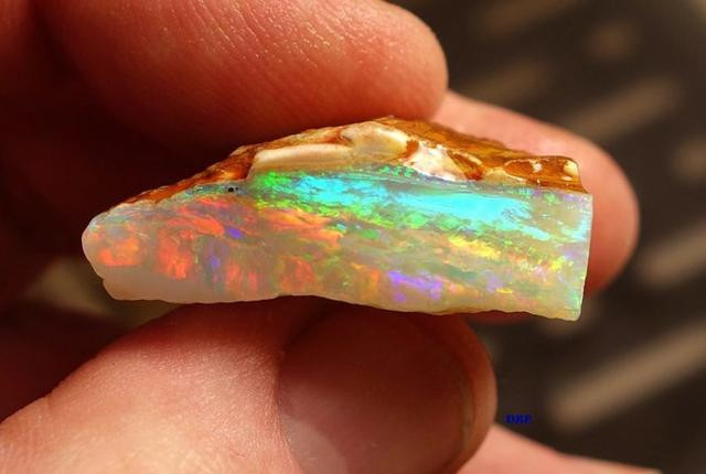 Họ không tìm thấy vàng tại đây, song thay vào đó là tìm được loại đá quý opal và nhanh chóng nổi tiếng.