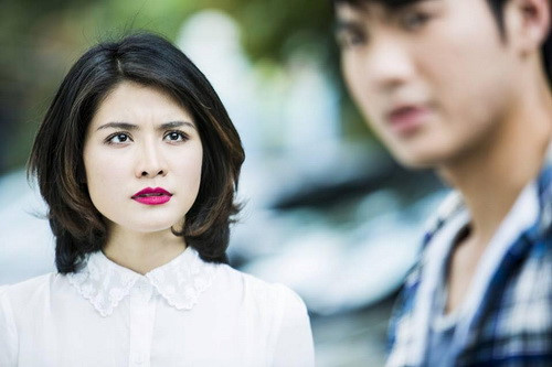 Giữa lúc được khán giả yêu mến, kỳ vọng, Bích Huyền biến mất, thậm chí cô bỏ dở bộ phim Nhà có nhiều cửa sổ. Mãi sau này, nữ diễn viên mới giải thích rằng khi đó, cô 19 tuổi đã gặp phải nhiều biến cố trong cuộc sống, gia đình. Năm 2012, Bích Huyền kết hôn với một doanh nhân người Thụy Điển, hơn cô 10 tuổi và tiếp tục từ chối các lời mời đóng phim. Cô sinh con gái đầu lòng sau khi lập gia đình. Nữ diễn viên sinh năm 1989 ít tham gia phim ảnh và các vai diễn của cô không còn được chú ý như trước.