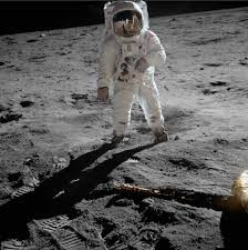 Ông Aldrin nhớ lại việc đã nhìn thấy một UFO khi ấy: "Có vật thể gì đó bên ngoài. Nó đủ gần để nhìn thấy được với hình dạng giống chữ L".