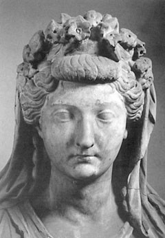 Điều bất ngờ là trước khi kết hôn với hoàng đế Augustus, Livia Drusilla đã lấy Tiberius Claudius Nero làm chồng. Hai người có với nhau người con trai Tiberius. Khi ấy, Augustus cũng đã kết hôn. Ông là con nuôi của Julius Caesar - lãnh tụ quân sự và chính trị của La Mã.