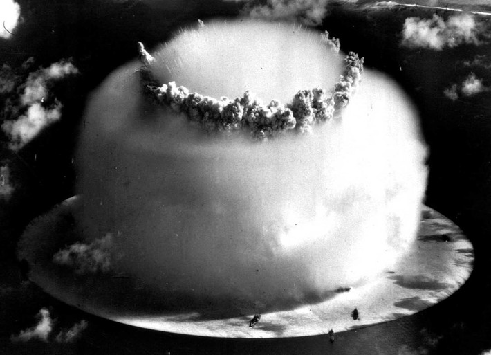 Đến ngày 9/8/1945, Mỹ ném tiếp một quả bom hạt nhân xuống thành phố Nagasaki của Nhật Bản. Hai vụ ném bom hạt nhân trên đã khiến hơn 200.000 dân thường thiệt mạng ngay lập tức. Thêm nữa, hàng chục ngàn người khác bị nhiễm phóng xạ và qua đời trong những năm sau đó.