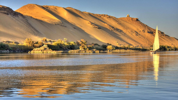 Sa mạc Sahara có diện tích bề mặt là 9,4 triệu km2, chiếm 1/4 châu Phi.