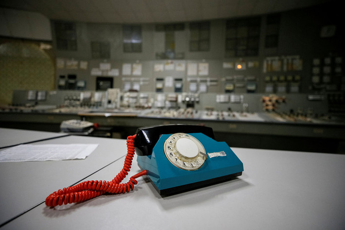Một chiếc điện thoại cũ bên trong nhà máy Chernobyl sau hơn 3 thập kỷ bị bỏ hoang.
