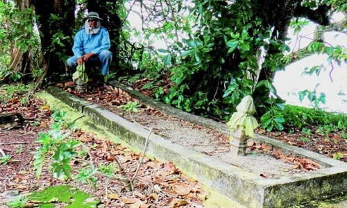 Thêm nữa, ông Mohd cũng cho hay đã phát hiện 2 ngôi mộ có chiều dài 5m, chiều rộng 0,5m, nằm cách hang động khoảng 1,2 km.