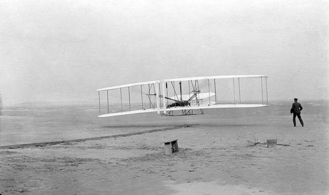 Anh em nhà Wright có chuyến bay đầu tiên trong lịch sử nhân loại năm 1908. Chuyến bay này đã mở đường cho ngành hàng không.
