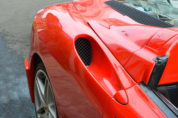 Các chi tiết như hốc hút gió hay tay nắm cửa đến ngày nay vẫn còn được Ferrari áp dụng trên các mẫu xe mới như 458 Italia, 488 GTB, California T,...