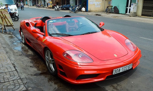 Ferrari 360 Spider màu đỏ từng gây sốt tại Việt Nam vào năm 2007 gắn liền với tên tuổi của doanh nhân Nguyễn Quốc Cường. Cùng với Lamborghini Gallardo, Audi R8, F360 Spider luôn là một trong những cái tên được nhắc tới nhiều nhất vào thời điểm đó.