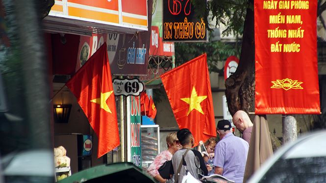 Những ngày này, ngoài quốc kỳ, hàng loạt những khẩu hiệu, biểu ngữ được treo trên các tuyến phố cũng tạo nên vẻ đẹp rực rỡ cho Thủ đô ngàn năm văn hiến.